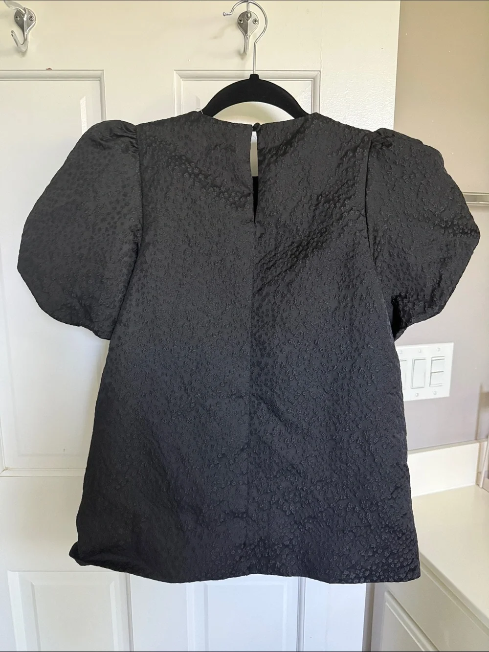 Tuckernuck Pommander Place Textured Lyla Blouse Top Short Puff Sleeve